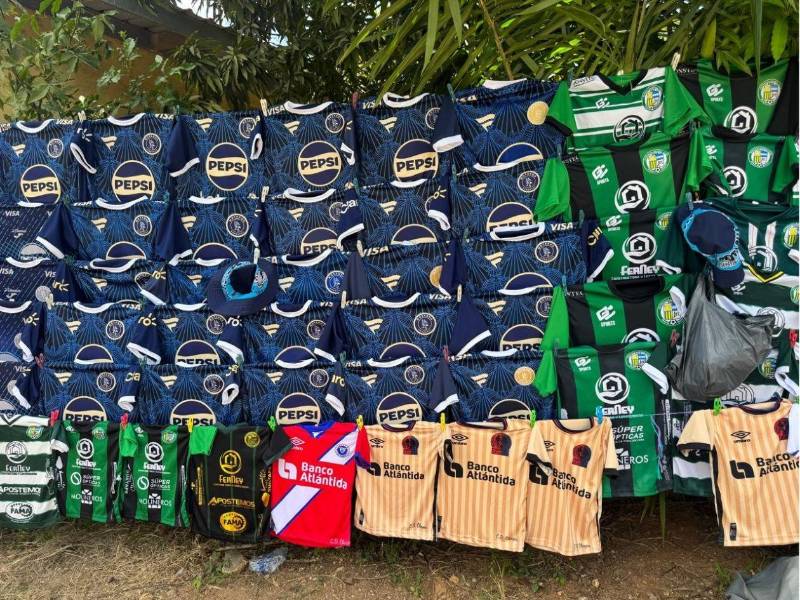 Ya se vive la fiesta afuera del Estadio Rubén Guifarro de Catacamas.