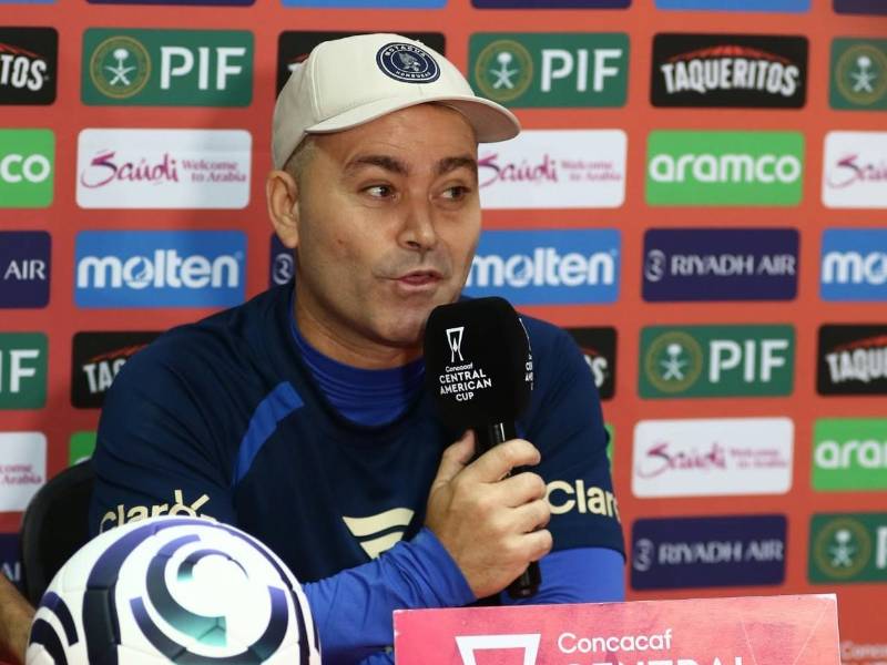 El entrenador del Motagua, Javier López, durante la conferencia de prensa antes de enfrentar a la Liga Deportiva Alajuelense de Costa Rica.