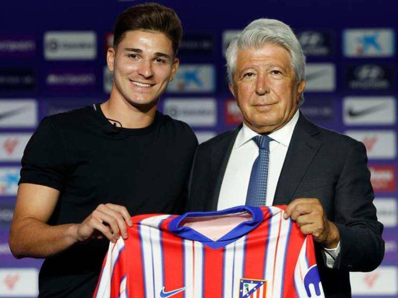 Enrique Cerezo, presidente del Atlético de Madrid, afirma que no hay intención de escuchar ofertas por Julián Álvarez.