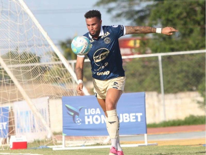 Rodrigo de Olivera celebra el segundo gol del Motagua ante Juticalpa en Catacamas.