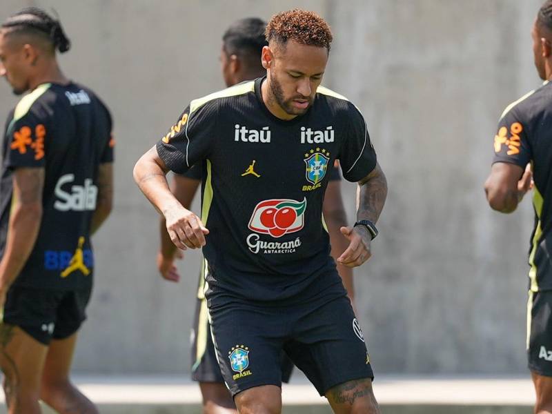 El crack brasileño, Neymar, en su primer entrenamiento con sus compañeros en la Selección de Brasil después de estar un mes lesionado.