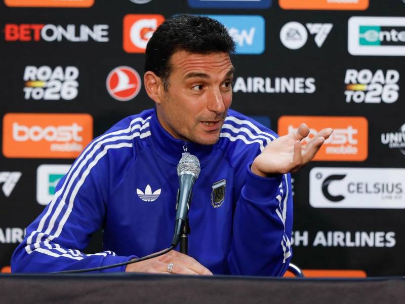 El entrenador de la Selección de Argentina, Lionel Scaloni, en conferencia de prensa antes de enfrentar a Honduras este sábado en Texas.