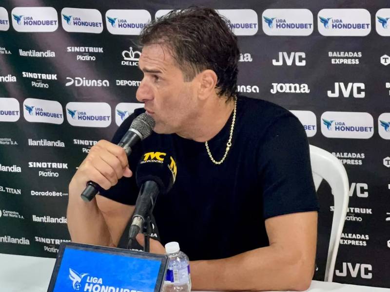 El entrenador de Marathón, Silvio Rudman, durante la conferencia de prensa después de vencer al Olimpia y quitarle el invicto.