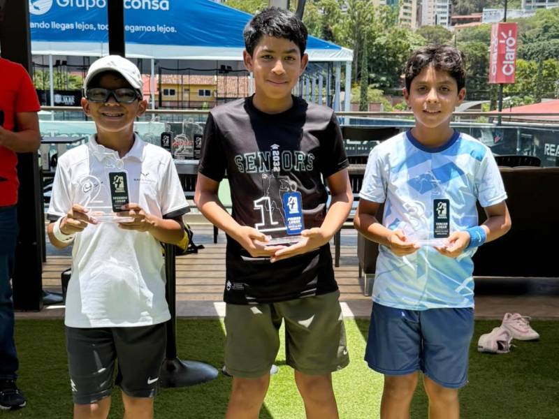 José Daniel Echeverri posa con el trofeo de campeón en la categoría U12 masculina para consolidarse como tricampeón nacional.