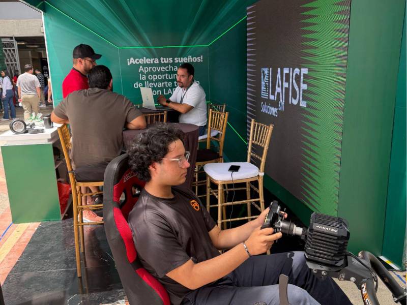 Las personas que visitaron el stand de LAFISE en Expomóvil tuvieron la oportunidad conducir un vehículo Fórmula 1 mediante la realidad virtual en una experiencia innovadora y diferente.