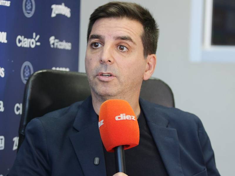 Francis Hernández, director deportivo de la Federación de Fútbol, hizo fuertes revelaciones sobre la salida de Kervin Arriaga de la convocatoria para la próxima fecha FIFA; además se confesó sobre Vandenbroucke.