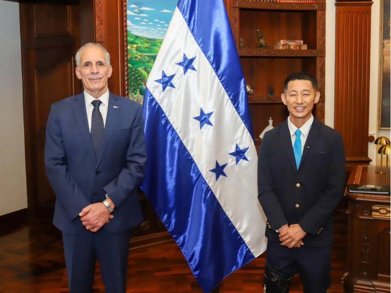 El mandatario de Honduras se reunió con el influencer japonés Shin Fujiyama.