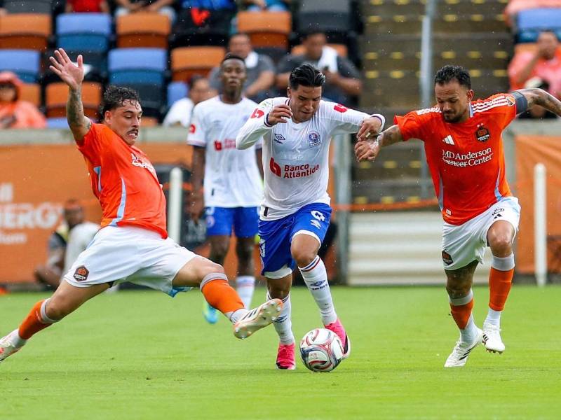 El delantero Michaell Chirinos conduce la pelota ante la marca de dos defensores del Houston Dynamo durante el amistoso disputado en el Shell Energy.