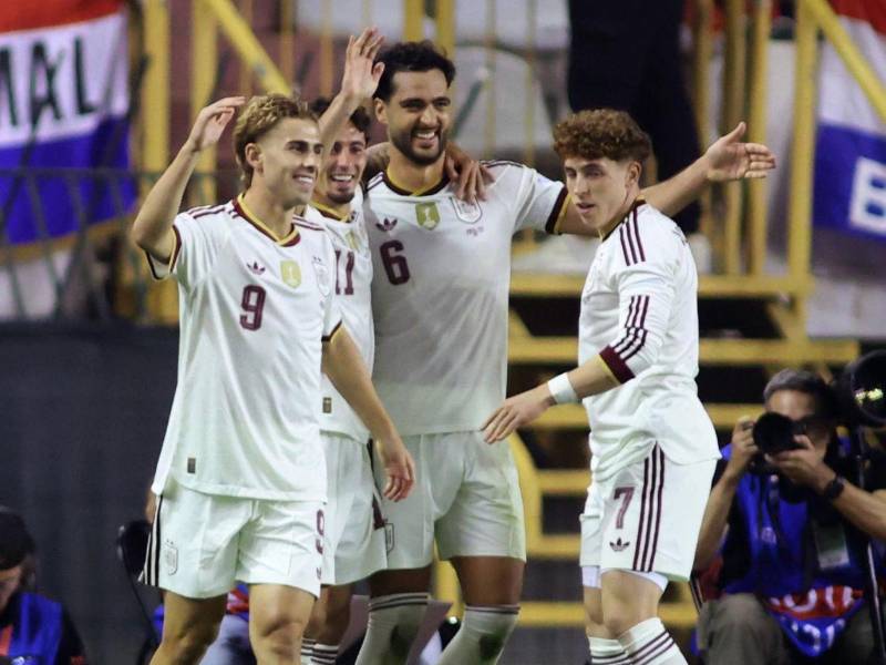 Los jugadores de España celebran uno de los goles de Mikel Merino durante el partido de la UEFA Nations League que han jugado Croacia y España en Split, Croacia