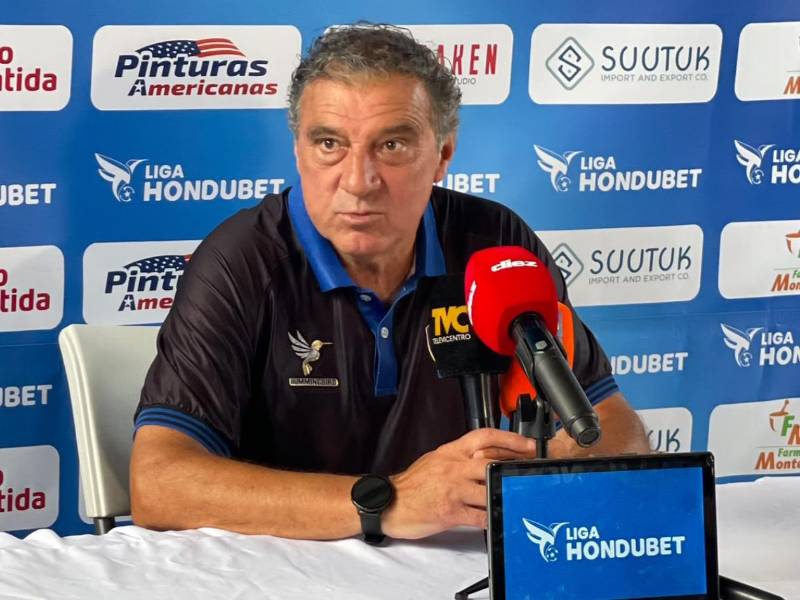 El entrenador del Génesis FC, Fernando Mira, durante la conferencia de prensa luego de vencer al Platense.