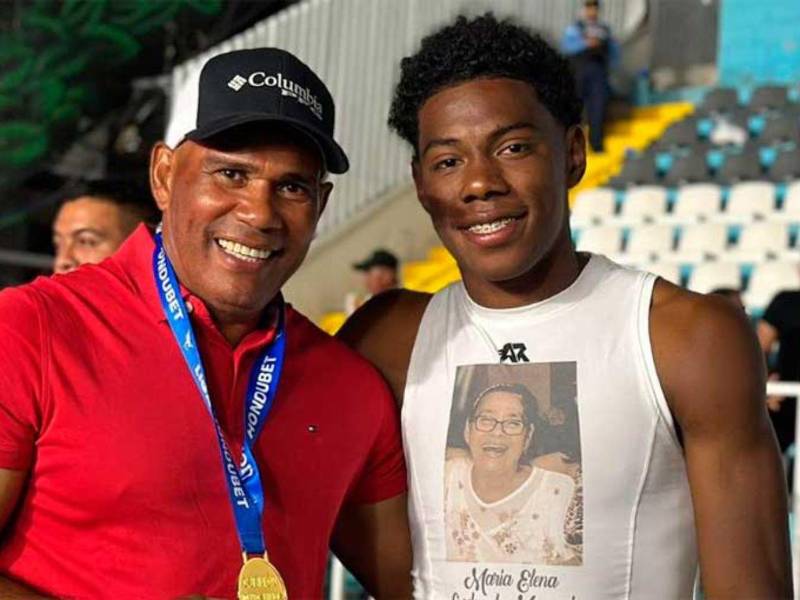 El abuelo de Dereck Moncada es Mario Moncada, ex árbitro de Honduras.