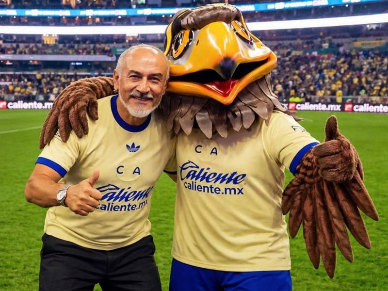 El técnico del Cruz Azul Femenino, Raúl El Potro Gutiérrez, hasta posó con el Águila, la mascota del Club América tras asistir al aniversario en el estadio Azteca.