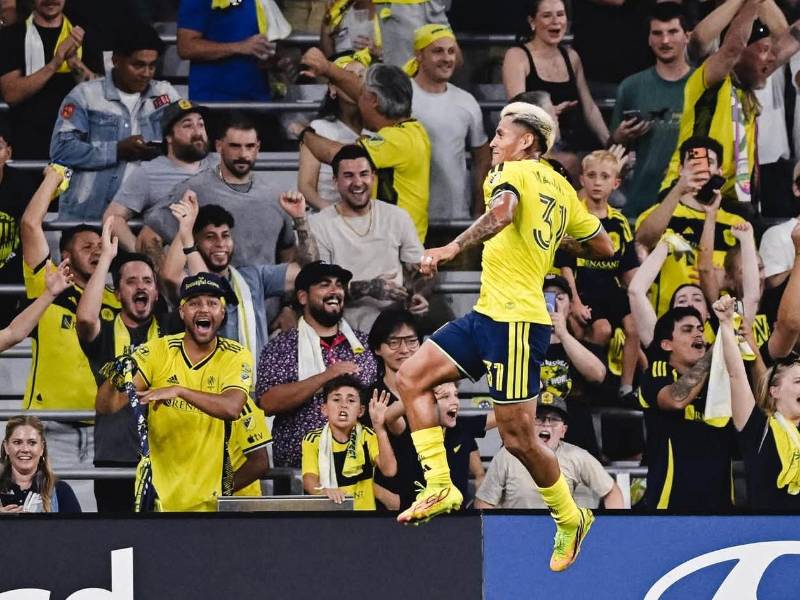 El hondureño Andy Nájar salta por los aires festejando su anotación frente al Inter Miami de Lionel Messi.