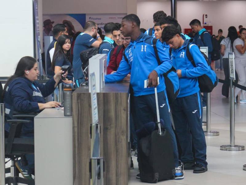 La Selección Sub-15 de Honduras cuando hacían trámites antes de salir desde Palmerola rumbo a Azerbaiyán paera disputar el Mundial de la FIFA en modalidad de fútbol 8.