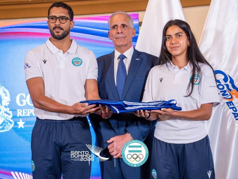 Dereck David Midence, atleta de Taekwondo y Nataly Espinal Sánchez de tenis, son los abanderados de Honduras y posan junto al Presidente, Nasry Asfura.