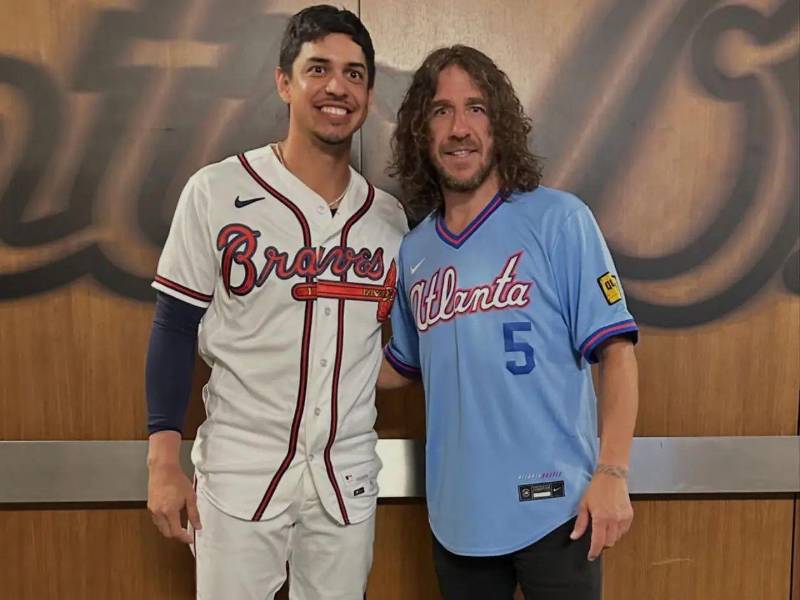 El español Carles Puyol presenció la victoria del equipo del hondureño y compartió con él tras el partido