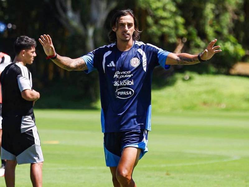 El entrenador interino de Costa Rica, Bryan Ruiz, dirigiendo la práctica antes de viajar a Nicaragua para el partido de este jueves en el estadio Nacional de Managua.