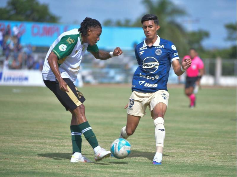 Andy Hernández marca a Loreto Barrios en el Estadio Rubén Guifarro.