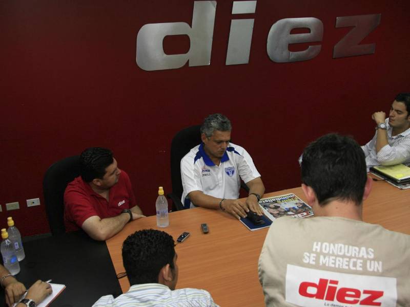 Reinaldo Rueda fue abanderado de DIEZ y creó la icónica frase: “Todos por una bandera”, que llevaba el diario impreso cuando jugaba la Selección Nacional.