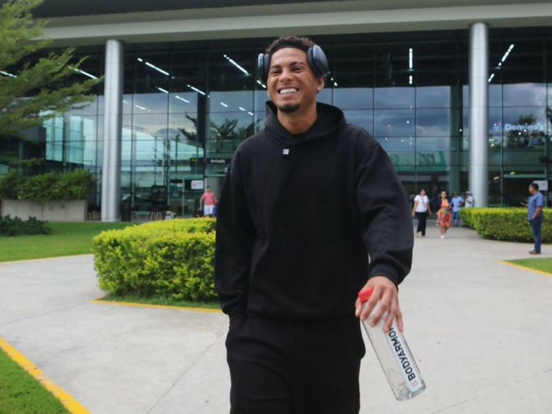 David Ruiz en su llegada al Aeropuerto Internacional de Palmerola.