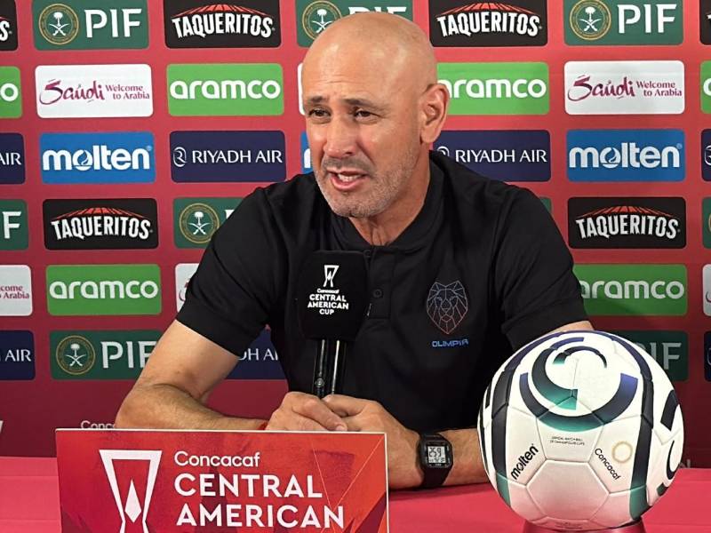 El entrenador del Olimpia, Eduardo Espinel, durante la conferencia de prensa antes de medirse al Saprissa.