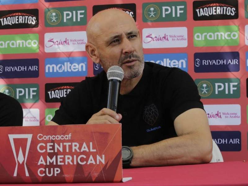 Eduardo Espinel en la conferencia de prensa antes de viajar a El Salvador para enfrentar al Firpo por la Copa Centroamericana.