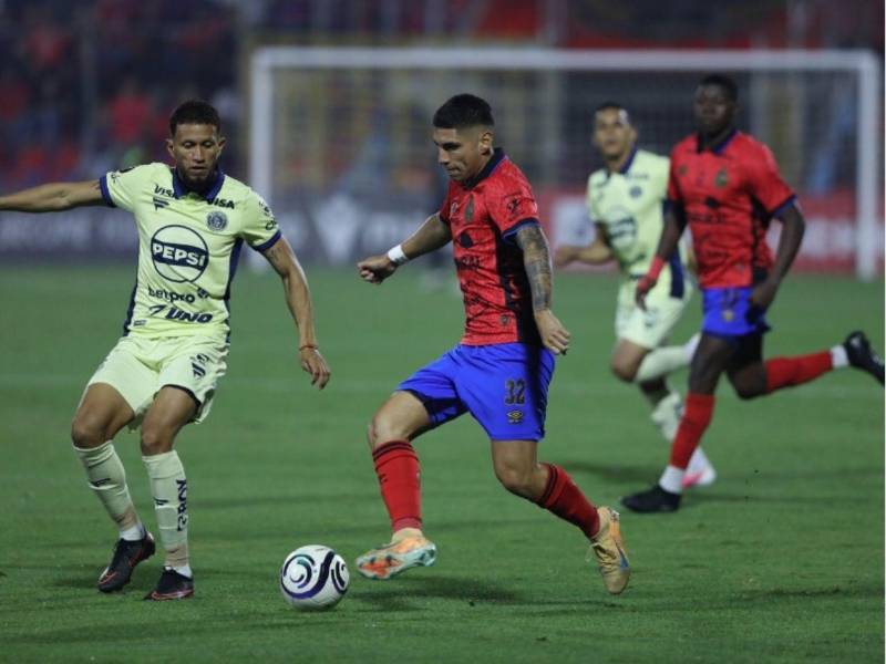 El paraguayo Erik López conduciendo el cuero cerca del área del conjunto catracho.