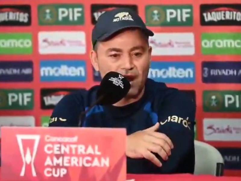 Javier López en la conferencia de prensa antes de enfrentar al Municipal en la Copa Centroamericana.