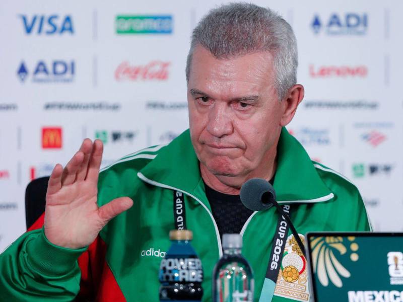 Javier Aguirre prepara el partido de los octavos de final del Mundial contra Inglaterra en el Estadio Azteca.