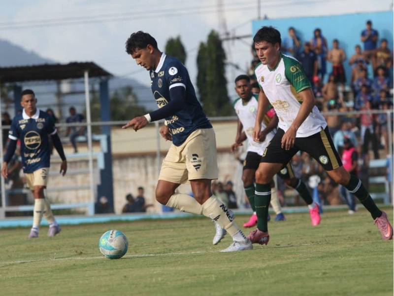 68': Luis Vega domina la pelota ante la marca de un futbolista del Juticalpa.