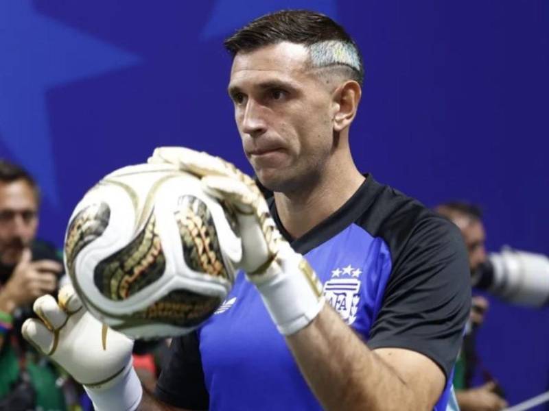 Emiliano Martínez tendría intenciones de abandonar el Aston Villa y en Italia levantaron la mano por su fichaje.