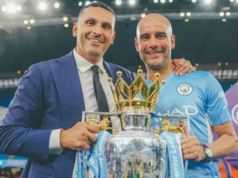 El presidente Khaldoon Al Mubarak junto con Pep Guardiola, quien dejó durante el verano pasado la dirección técnica del Manchester City.