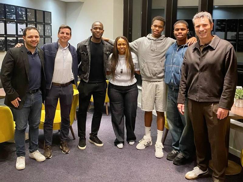 Rafael Guillén, Francis Hernández, Maynor Figueroa, Sandra Norales, Keyvan Figueroa, Keyrol Figueroa y el entrenador de la Bicolor, José Francisco Molina durante la reunión en Inglaterra. Foto cortesía