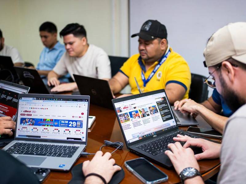 Los periodistas de Diario DIEZ actualizando la última información con noticas frescas y renovadas en un sitio que refleja la pasión que tenemos por el deporte. Fotos: Mauricio Ayala