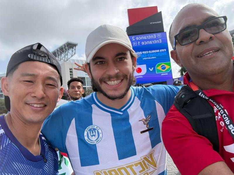 El japonés Shin Fujiyama junto al presidente del Victoria, Carlos Eduardo Espina y Philep Clarkke.