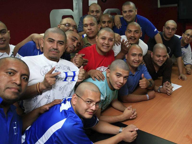 La Redacción de DIEZ hizo una promesa de que si Honduras clasificaba al Mundial, todos quedaríamos pelones y así lo hicimos. Esto fue el 15 de octubre del 2009.