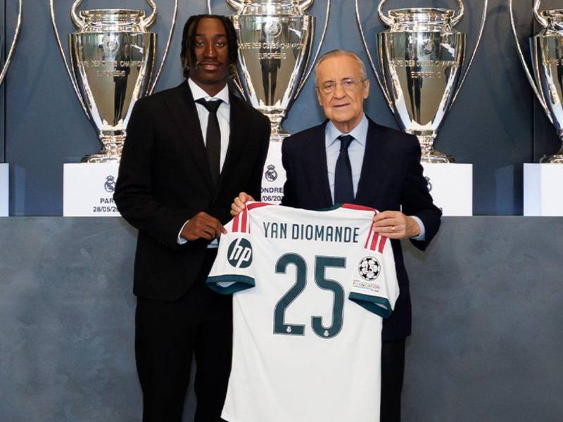 Yan Diomande junto al presidente Florentino Pérez durante su presentación como refuerzo del Real Madrid.