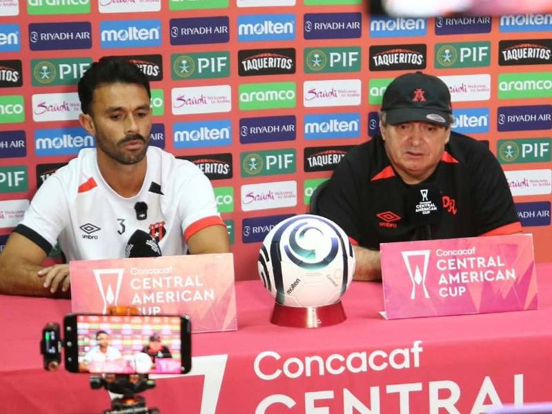 Giancarlo González junto al entrenador del Alajuelense, Óscar El Machillo Ramírez.