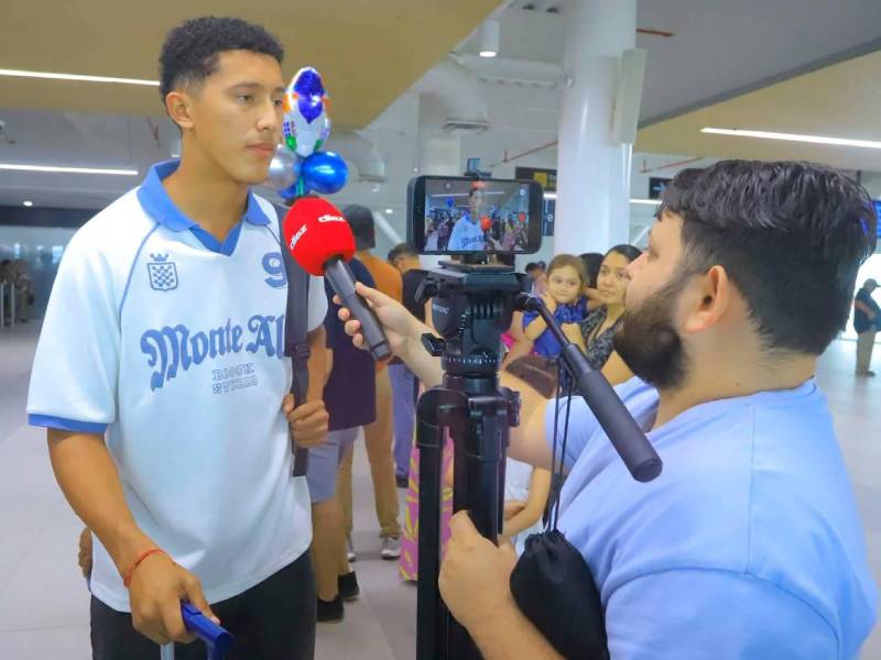 Cristian Canales en plena entrevista con Walter García, periodista de DIEZ, en el aeropuerto Ramón Villeda Morales. Foto Franklin Múñoz.