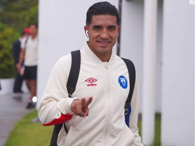 Michaell Chirinos arranca en el 11 titular de Olimpia ante UMECIT de Panamá.
