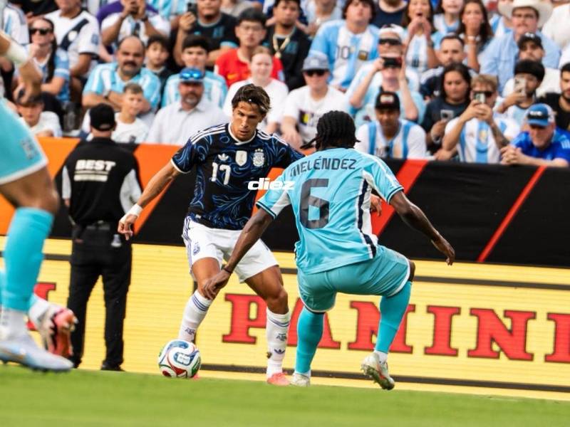 31': Argentina domina la pelota, pero la Bicolor resiste en el último tramo del campo.