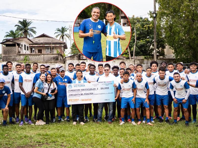 El platel del Victoria posando con Shin Fujiyama y el cheque que entregó el presidente del equipo, el también influencer, Carlos Eduardo Espina.
