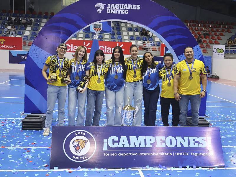 Los equipos campeones recibieron sus trofeos durante la ceremonia de premiación que puso fin a una intensa semana de competencias universitarias.