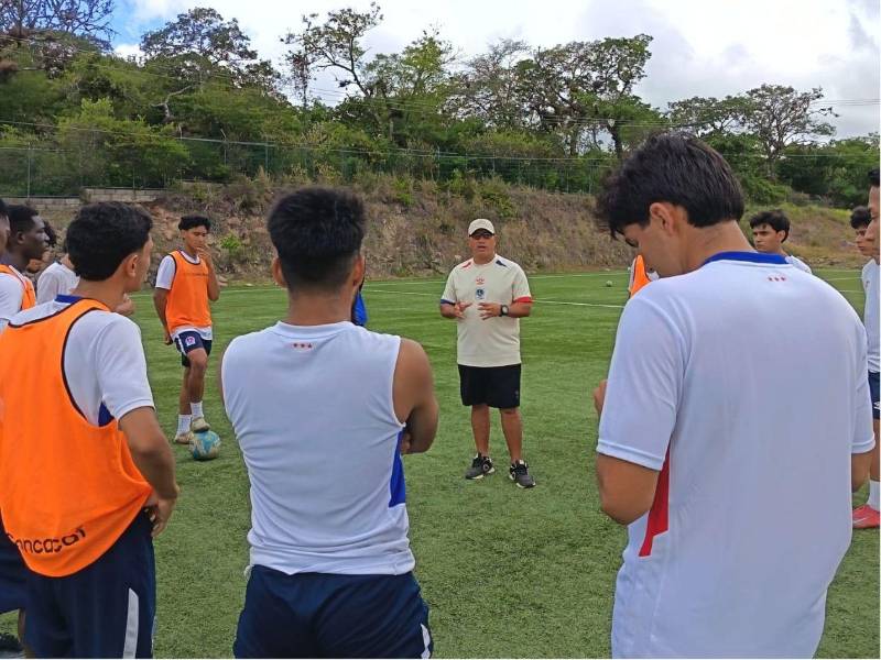 Joel Díaz con las reservas del Olimpia. Es el nuevo formador del conjunto merengue.