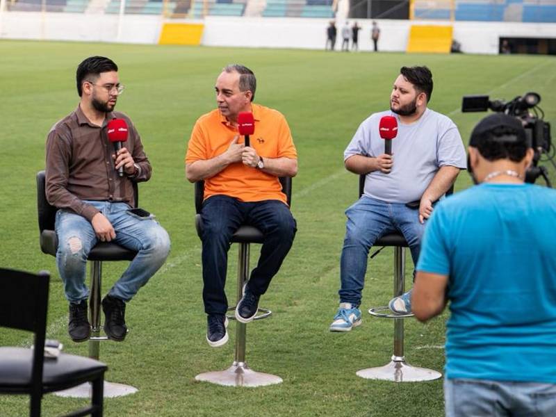 Daniel Otero atendiendo a DIEZ en la cancha del estadio Morazán donde se vivirá el primer partido de la final frente al Marathón.