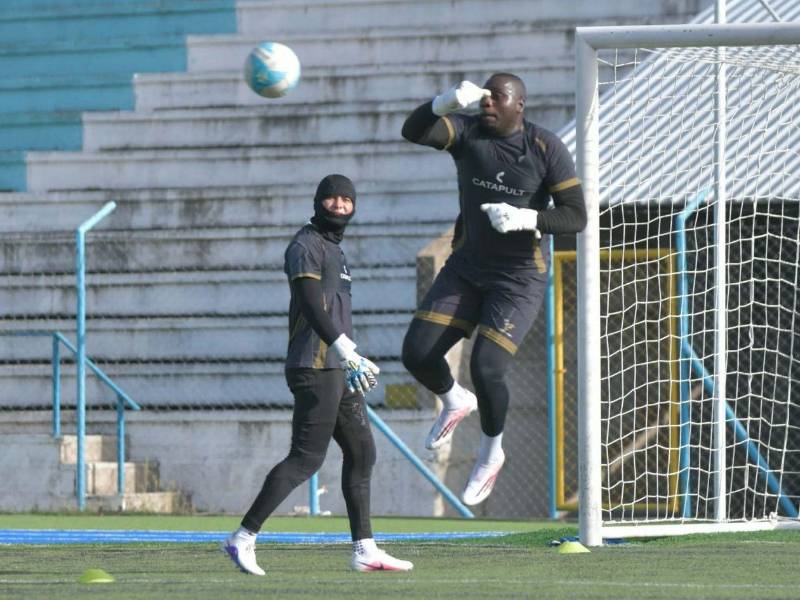 Ronaldo Balanta es el portero titular del Génesis FC y así entrena en el estadio de La Paz.