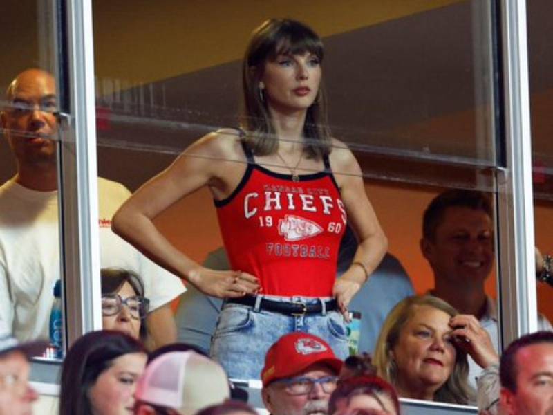 La cantante asistió al partido junto a sus padres, Andrea y Scott Swift, y dejó muy claro a quién había ido a apoyar.