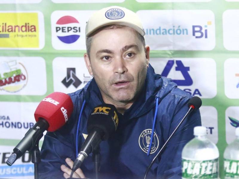 El enrenador Javier López en la rueda de prensa luego del triunfo de Motagua sobre Platense en Puerto Cortés.