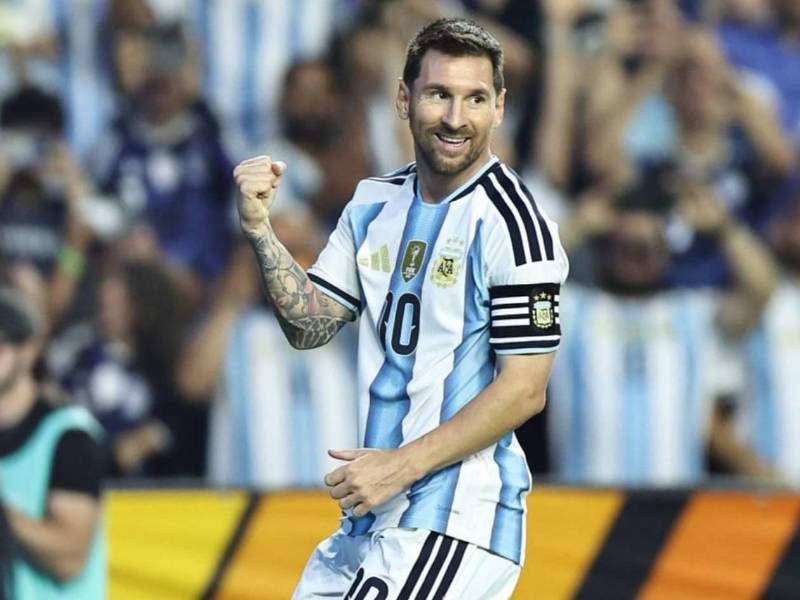 Messi estuvo en el banquillo contra Honduras cuidando sus problemas musculares, pero hoy tendrá participación ante Islandia. Foto EFE.