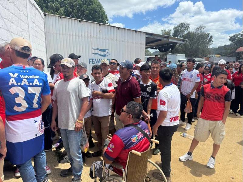 Filas inmensas para ingresar al Estadio Marcelo Tinoco de Danlí.